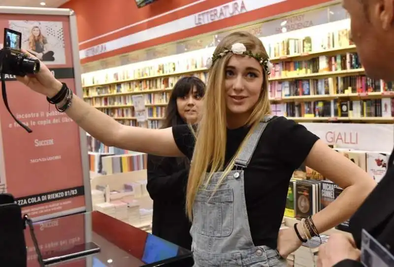 sofia viscardi si fa un selfie (1)