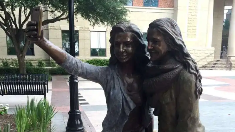 statua selfie in texas