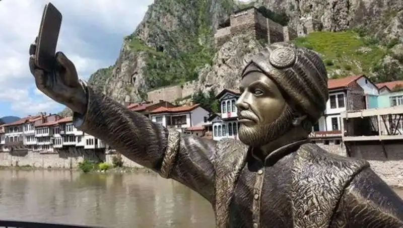 statua selfie in turchia