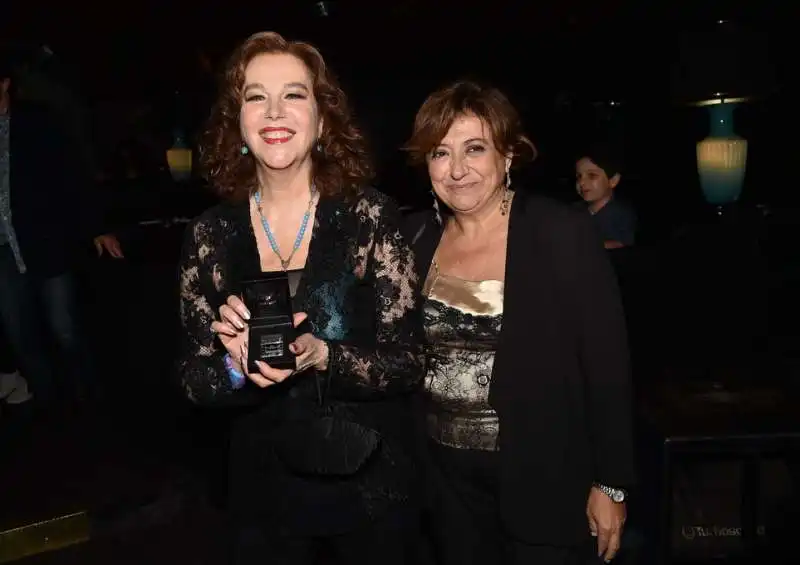 stefania sandrelli  con la spilla del nastro d argento consegnata da  laura delli colli