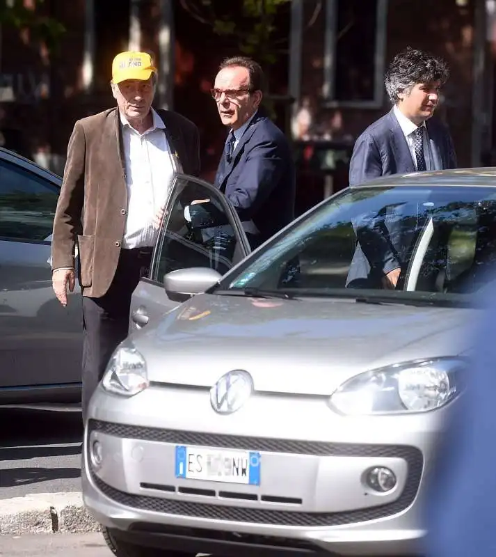 stefano parisi in doppia fila a milano  1