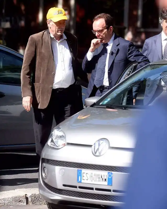 stefano parisi in doppia fila a milano  2