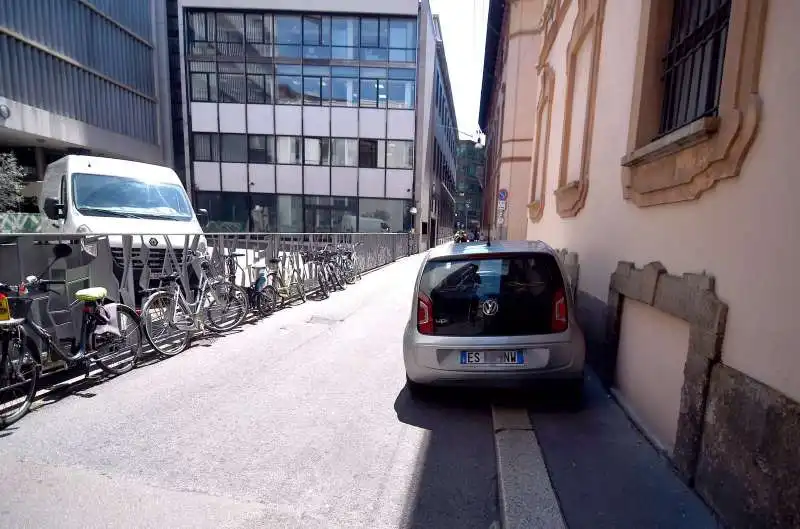 stefano parisi in doppia fila a milano  5