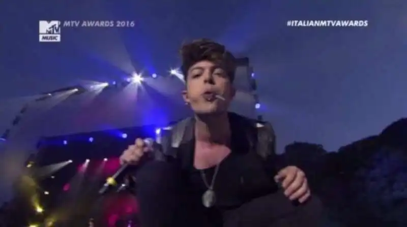 THE KOLORS STASH SPUTA SULLA TELECAMERA