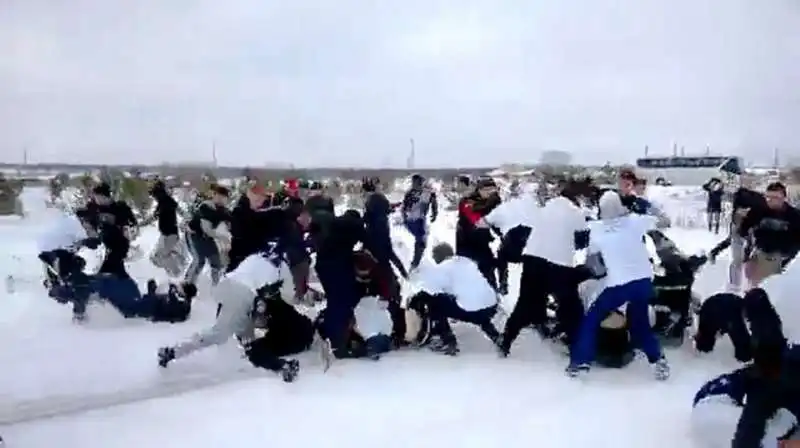 ultras russi si addestrano nelle foreste