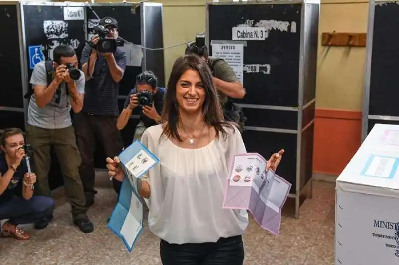 VIRGINIA RAGGI AL SEGGIO