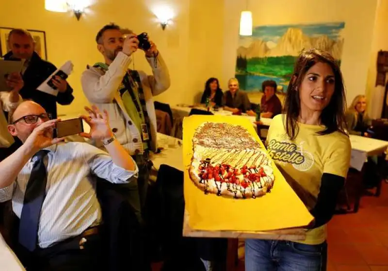 virginia raggi e la pizza