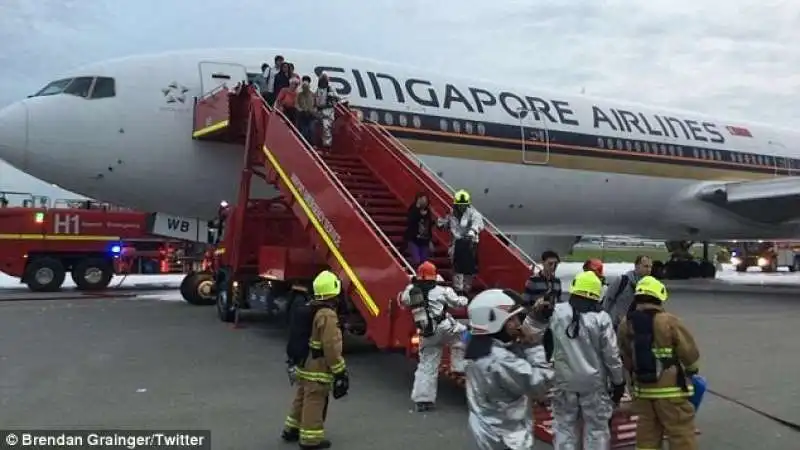 volo singapore in fiamme 