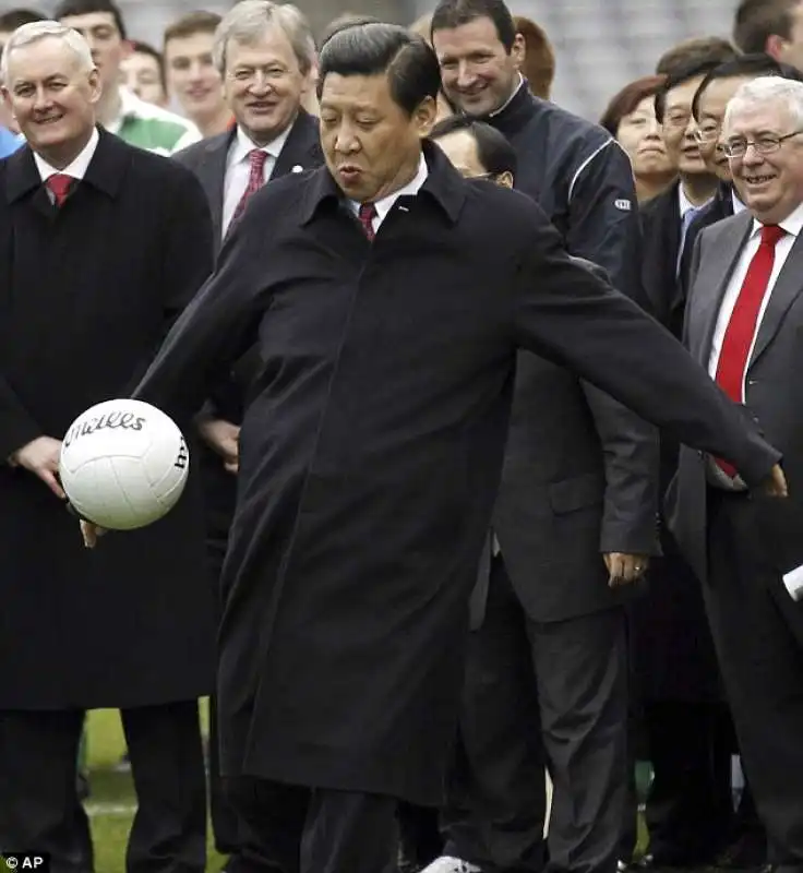 XI JINPING GIOCA A CALCIO