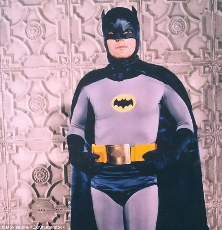 adam west con il costume di batman