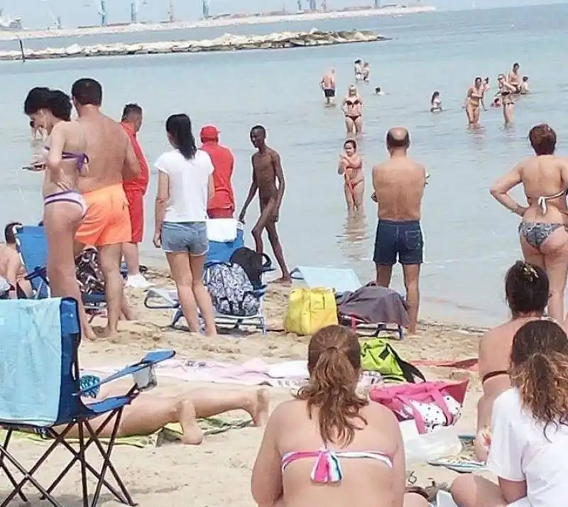 BARI - UN RAGAZZO COLORE NUDO IN SPIAGGIA