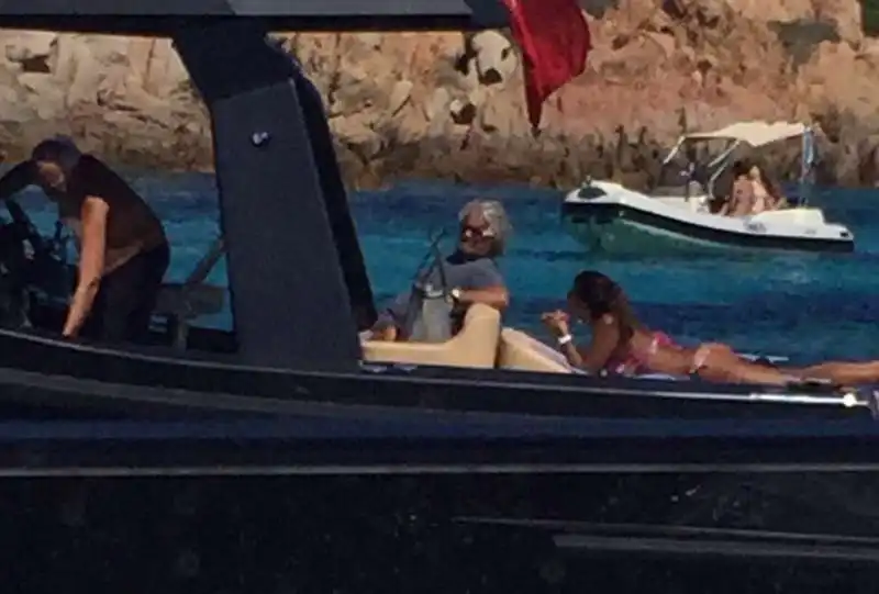 beppe grillo su yacht in sardegna foto di davide serra  2