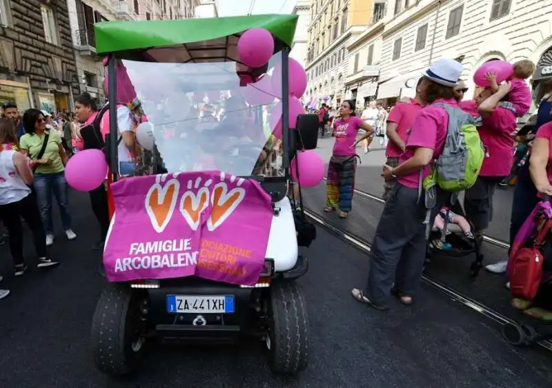 carro famiglie arcobaleno