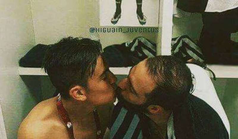 IL BACIO TRA DYBALA E HIGUAIN