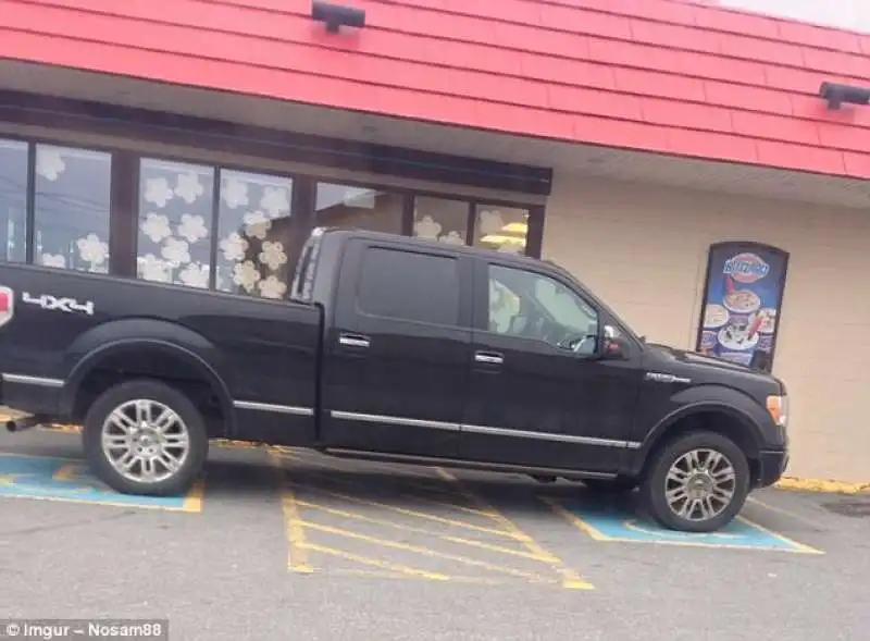 jeep su doppio parcheggio disabili