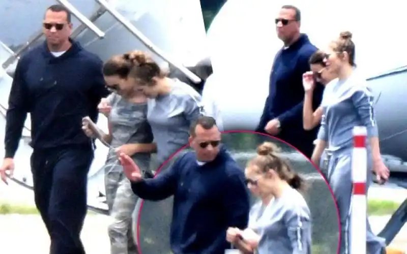 jennifer lopez e alex rodriguez scendono dal jet