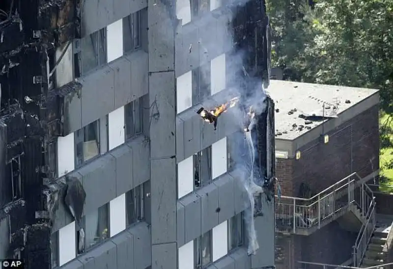 le fiamme di  grenfell  tower a londra