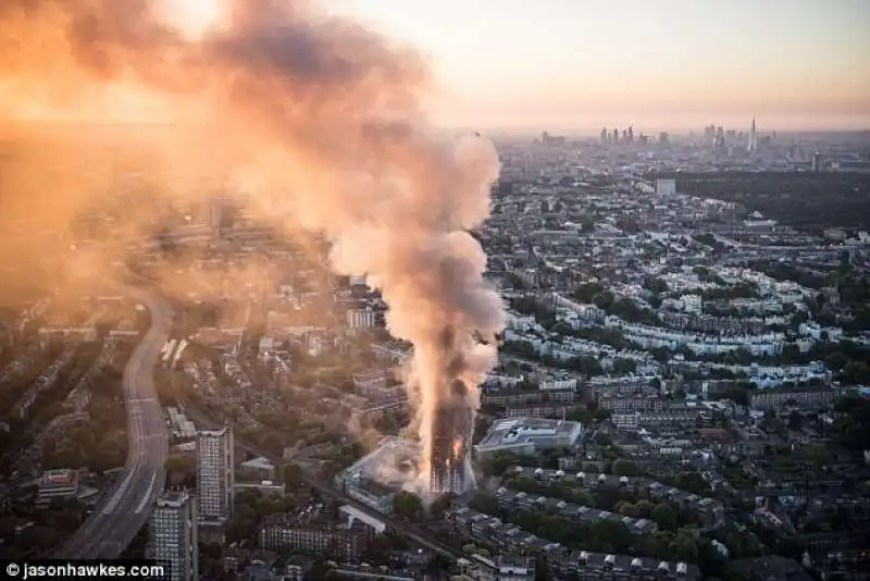 le fiamme di  grenfell tower a londra