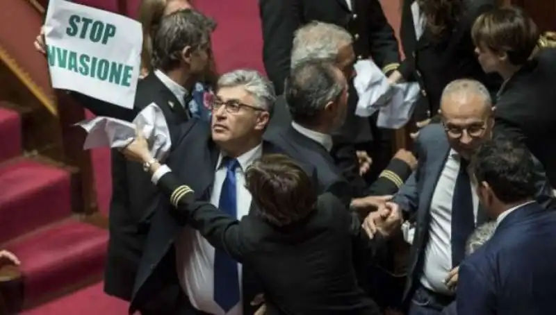 LEGA PROTESTA SENATO