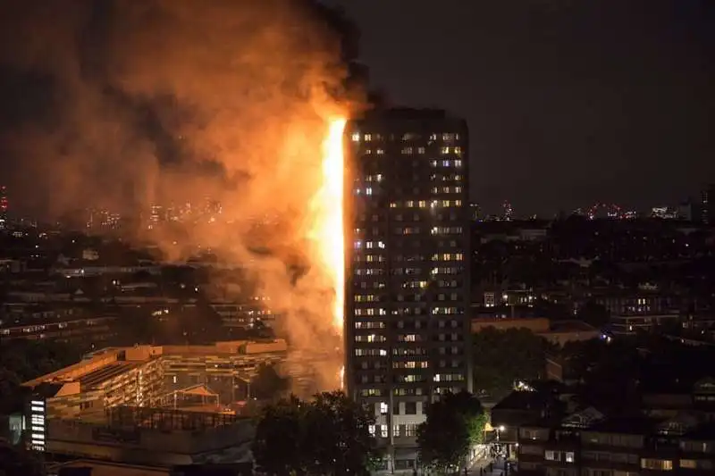 londra grattacielo in fiamme 10