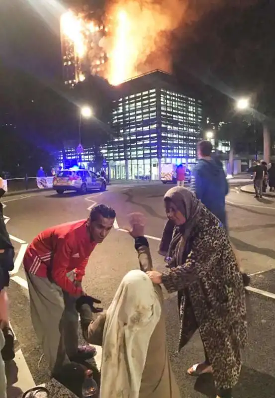 londra grattacielo in fiamme  2