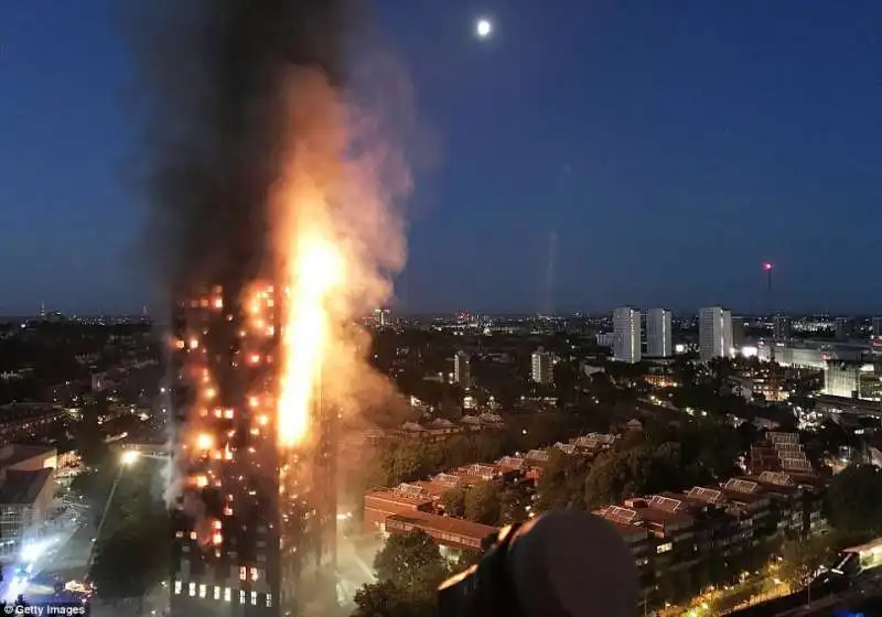 londra grattacielo in fiamme  3