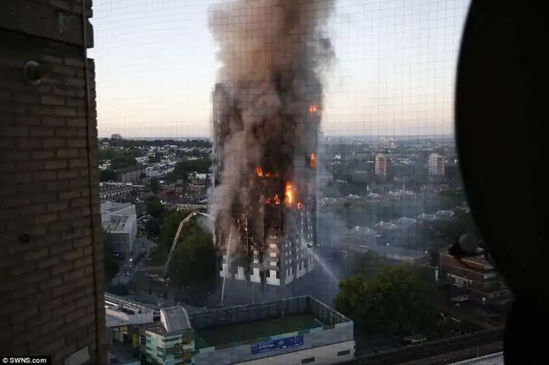 londra grattacielo in fiamme 8