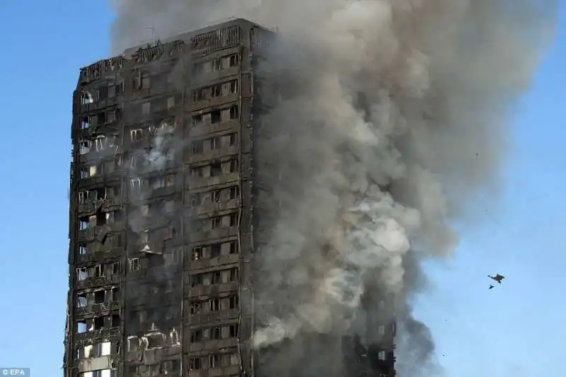 londra grattacielo in fiamme 9