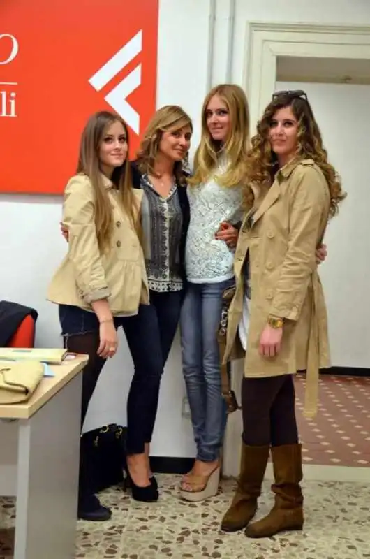 marina di guardo   con le figlie chiara e valentina ferragni 