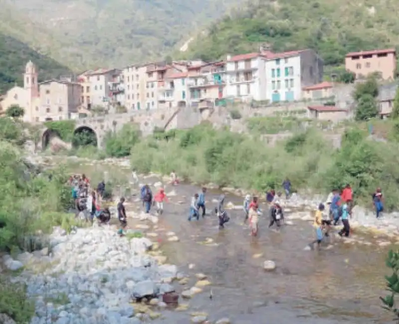 MIGRANTI ACCAMPATI SOTTO UN VIADOTTO A VENTIMIGLIA