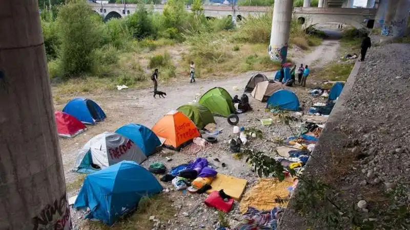 MIGRANTI ACCAMPATI SOTTO UN VIADOTTO A VENTIMIGLIA