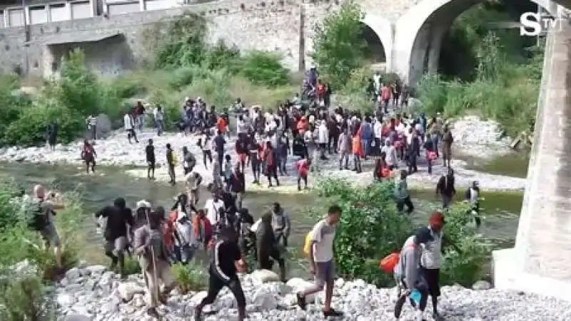 MIGRANTI ACCAMPATI SOTTO UN VIADOTTO A VENTIMIGLIA