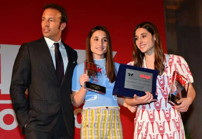 pasquale petti premia le gemelle fontana