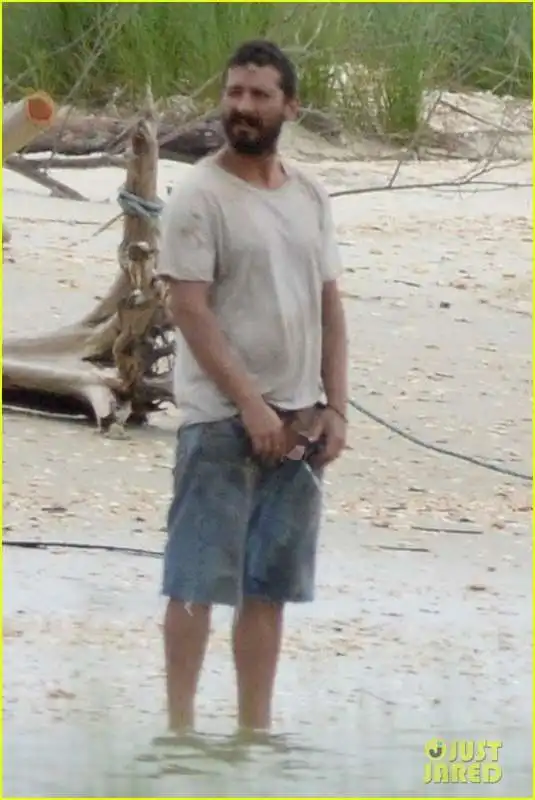 shia labeouf si tira fuori il pene