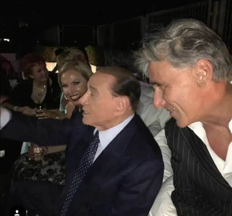 silvio berlusconi   federica panicucci e alle sue spalle maria rita parsi