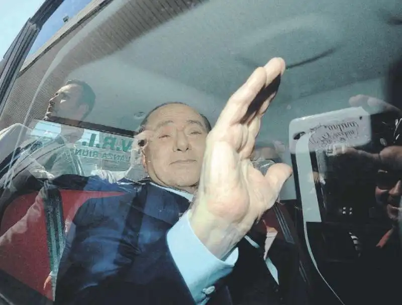 SILVIO BERLUSCONI IN MACCHINA