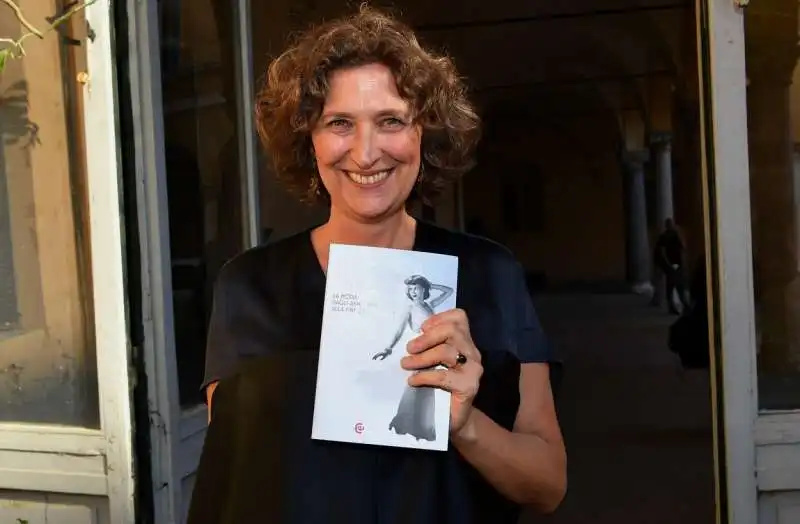 sofia gnoli con il libro presentato