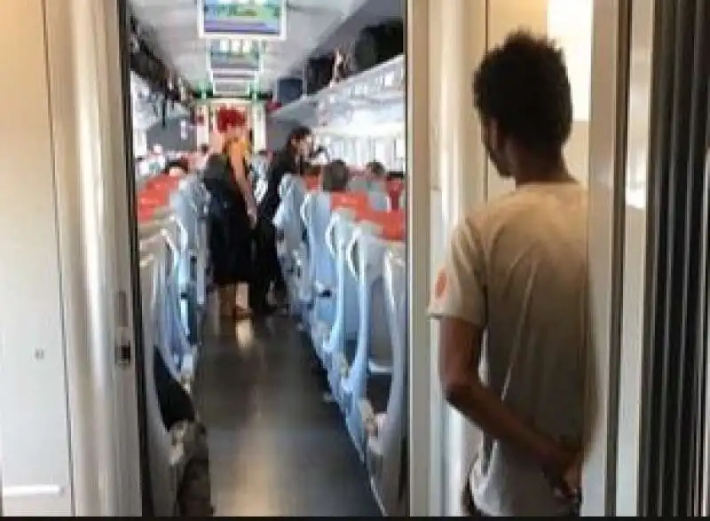 STRANIERO SUL TRENO