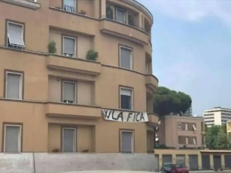 STRISCIONE W LA FICA A LATINA DURANTE IL GAYPRIDE