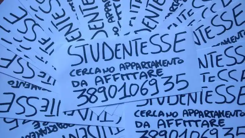 STUDENTESSE VOLANTINO MISTERIOSO