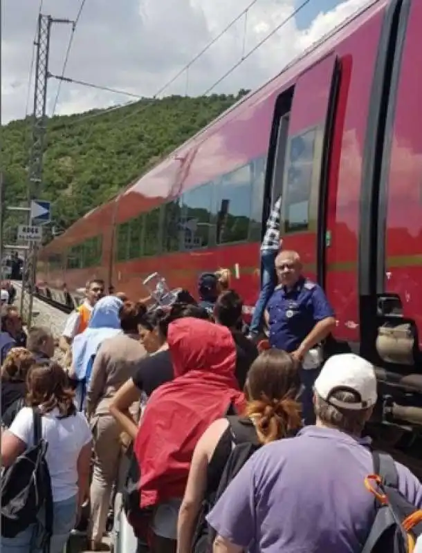 TRENO ITALO BLOCCATO PER ORE A FROSINONE