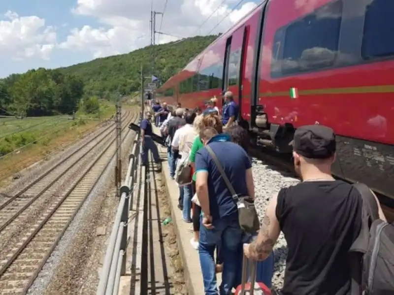 TRENO ITALO BLOCCATO PER ORE A FROSINONE