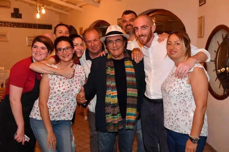 albano con il personale del ristorante glauco