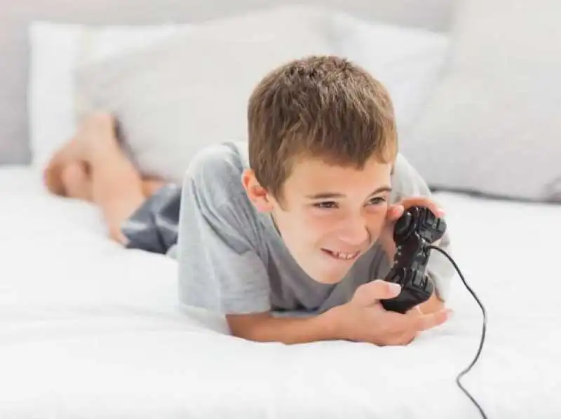 bambino videogiochi