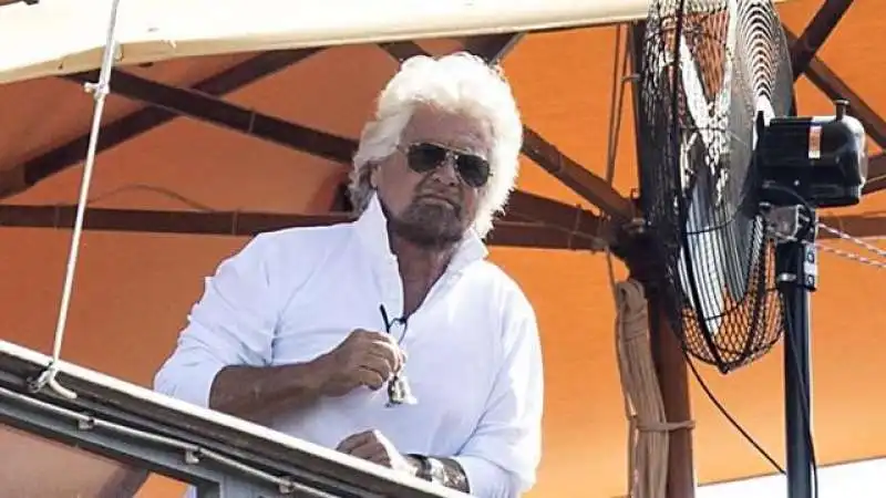 BEPPE GRILLO SUONA LA CAMPANELLA 