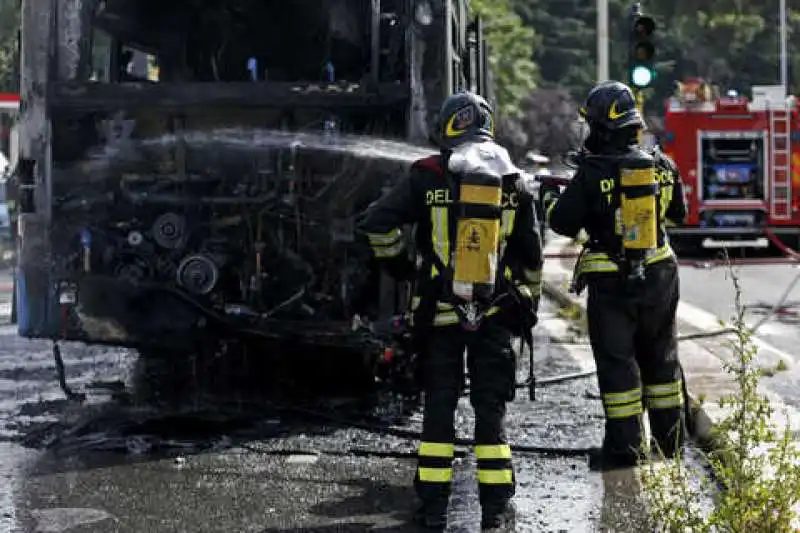 bus roma fiamme 1