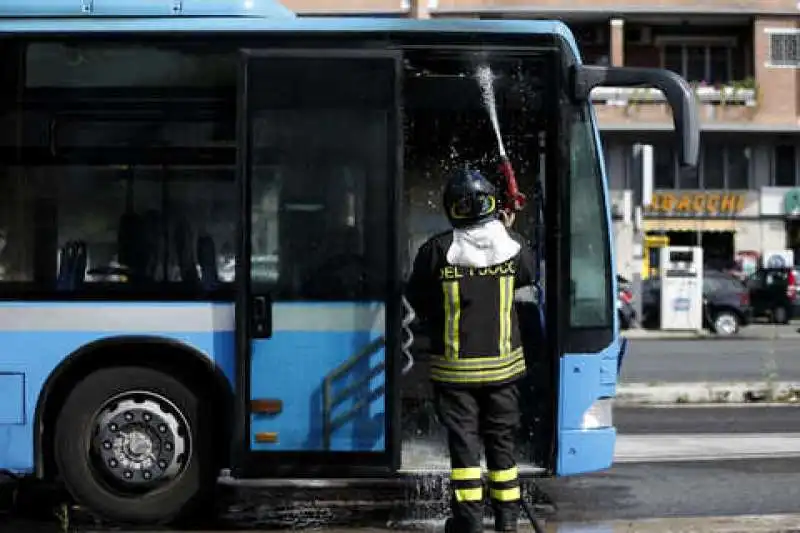 bus roma fiamme 11