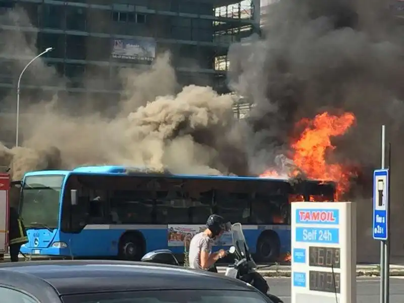 bus roma fiamme 19