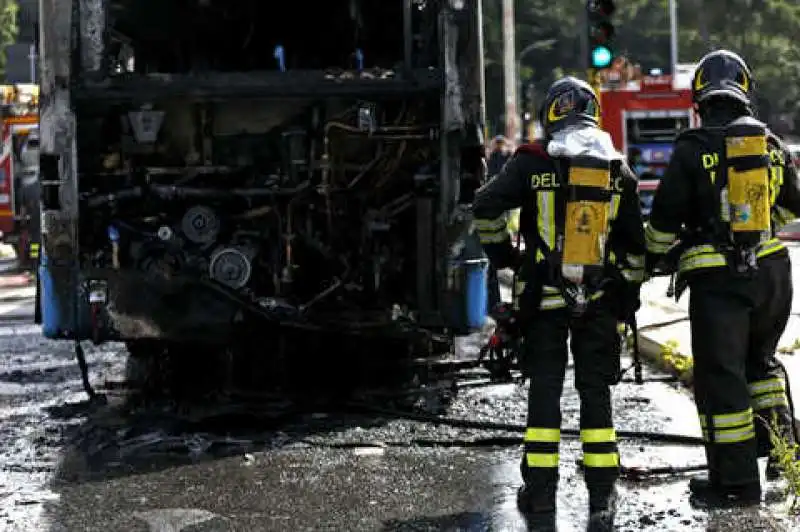 bus roma fiamme 2