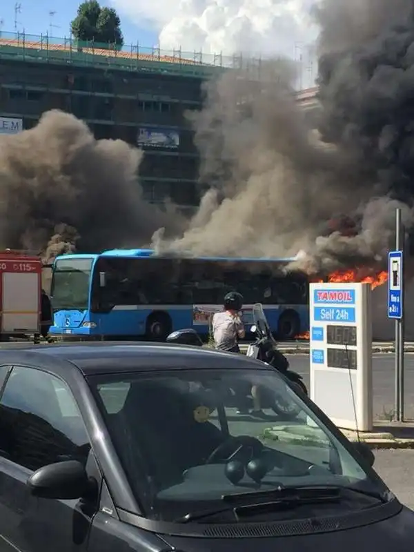 bus roma fiamme 21